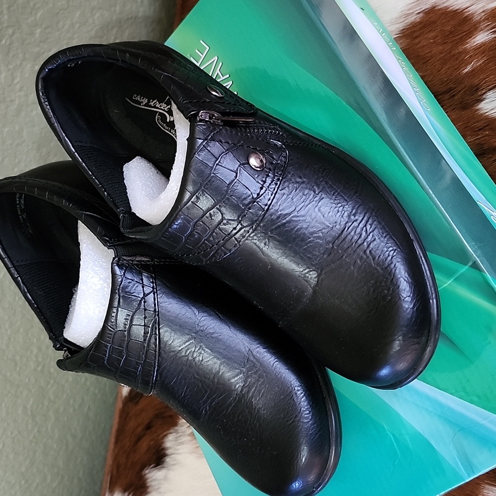 Easy Street Comfort Wave Booties Sz 6.5W NWB